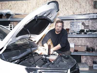 Incontriamo proprio Nicola, oggi 30enne, al lavoro sul vano motore di un veicolo